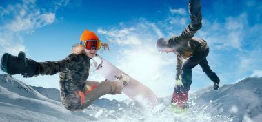 Snowboard. Snowboard sürücüleri iş başında.