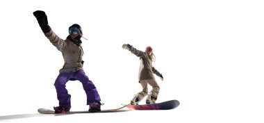 Snowboard sürücüleri beyaz arka planda izole edildi.