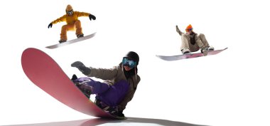 Snowboard sürücüleri beyaz arka planda izole edildi.