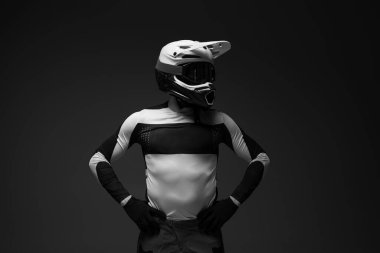 Motokros binicisi siyah beyaz portre.