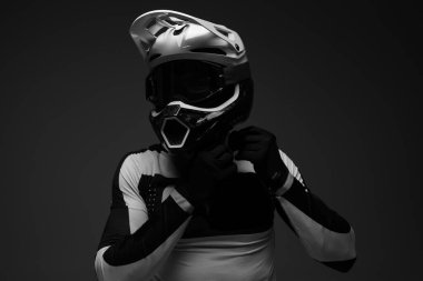 Motokros binicisi siyah beyaz portre.