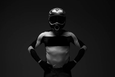 Motokros binicisi siyah beyaz portre.