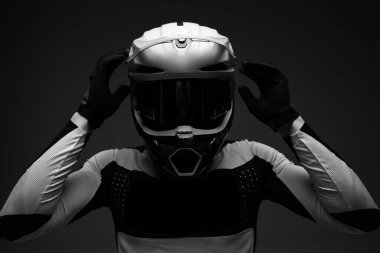 Motokros binicisi siyah beyaz portre.