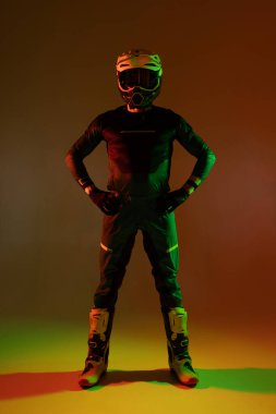 Motokrosçu stüdyo renk portresi.