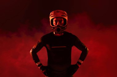 Motokrosçu stüdyo renk portresi.