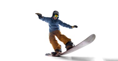 Snowboard binicisi beyaz üzerine izole edilmiş.