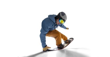 Snowboard binicisi beyaz üzerine izole edilmiş.