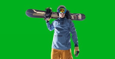 Snowboard sürücüsü yeşil ekranda izole edildi.