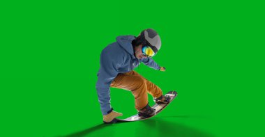 Snowboard sürücüsü yeşil ekranda izole edildi.