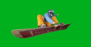 Snowboard sürücüsü yeşil ekranda izole edildi.
