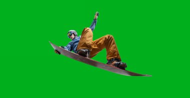 Snowboard sürücüsü yeşil ekranda izole edildi.
