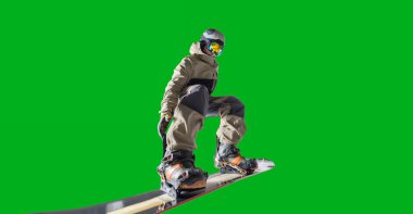 Snowboard sürücüsü yeşil ekranda izole edildi.