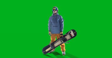 Snowboard sürücüsü yeşil ekranda izole edildi.