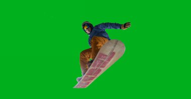 Snowboard sürücüsü yeşil ekranda izole edildi.