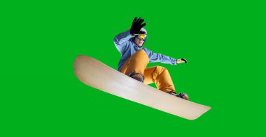 Snowboard sürücüsü yeşil ekranda izole edildi.