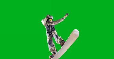Snowboard sürücüsü yeşil ekranda izole edildi.