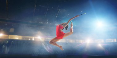 Profesyonel arenada kadın ritmik jimnastikçi.