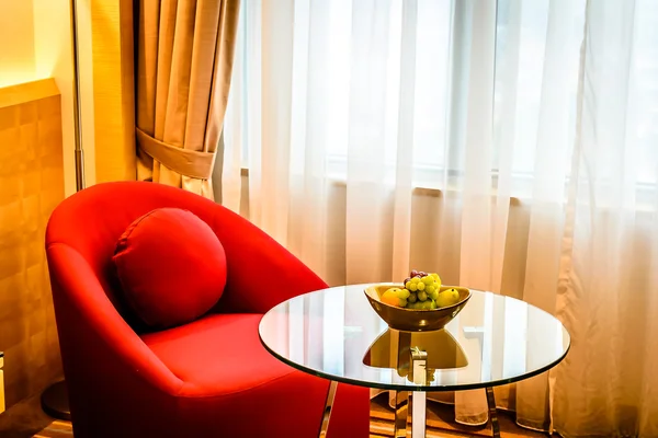 Красивый красный кресло и журнальный столик в спальне, кондоминиум, отель — стоковое фото