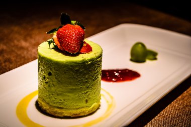 Fıstıklı panna cotta İtalyan tatlı frambuaz sos ve çilek ile