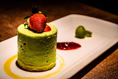 Fıstıklı panna cotta İtalyan tatlı frambuaz sos ve çilek ile