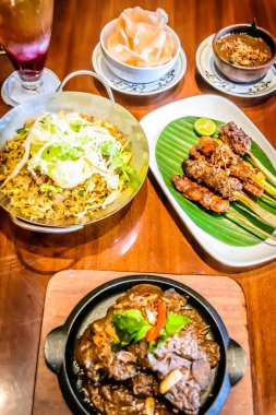 iyi masa üzerinde yayılmış Endonezya yemekleri yemek