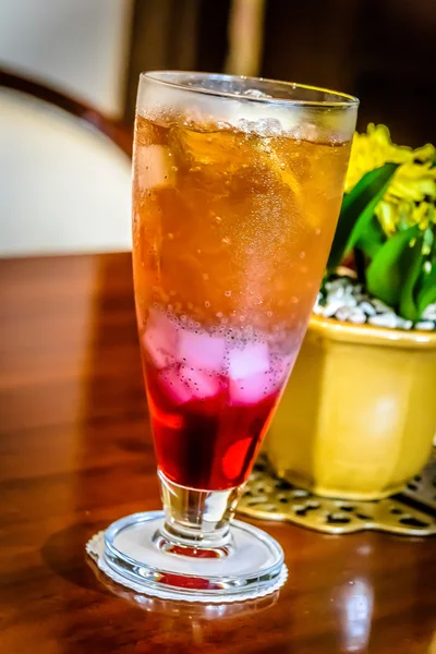 인도네시아 식당에서 얼음 차가운 음료 — 스톡 사진