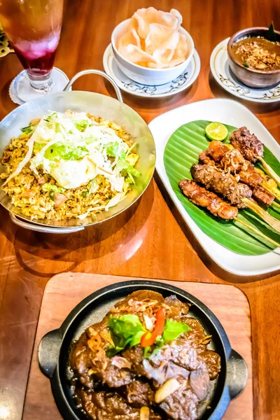Iyi masa üzerinde yayılmış Endonezya yemekleri yemek — Stok fotoğraf