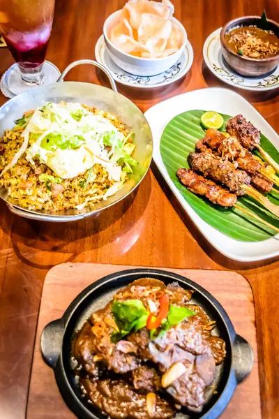 Edle indonesische Gerichte auf dem Tisch — Stockfoto