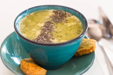 Tam tahıllı püre brokoli çorbası, chia tohumu, parmesan peyniri.