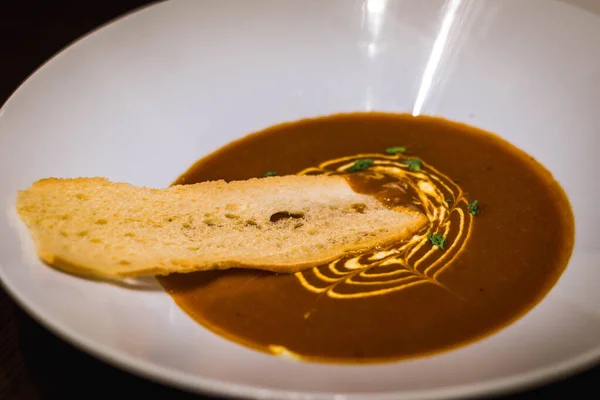 Eine Vorspeise Hummerbiskuitsuppe Serviert Einer Weißen Schüssel Mit Crouton Stockbild