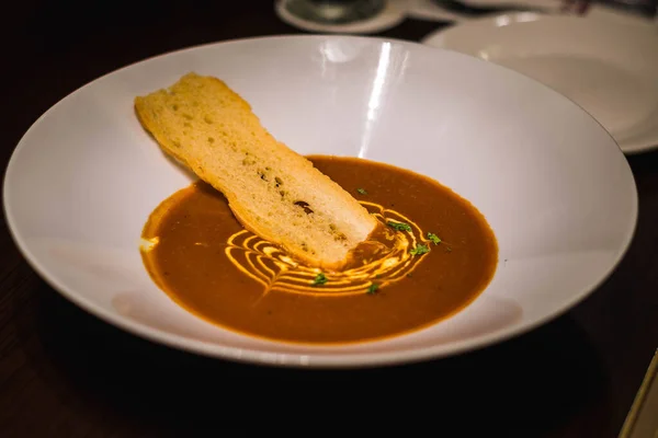 Eine Vorspeise Hummerbiskuitsuppe Serviert Einer Weißen Schüssel Mit Crouton lizenzfreie Stockbilder