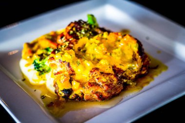 Keskin ananas soslu ızgara tavuk pirzolası patates püresi ve ızgara domates.