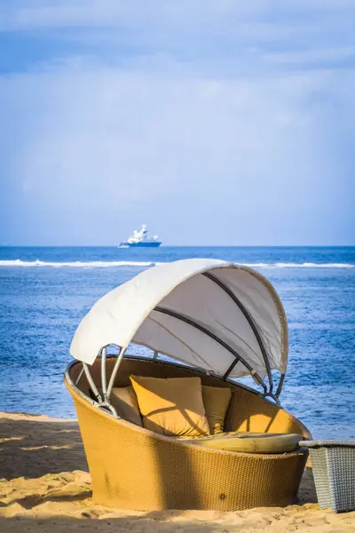 Silla Salón Playa Protegida Con Tapa Superior Una Playa Tópica —  Fotos de Stock