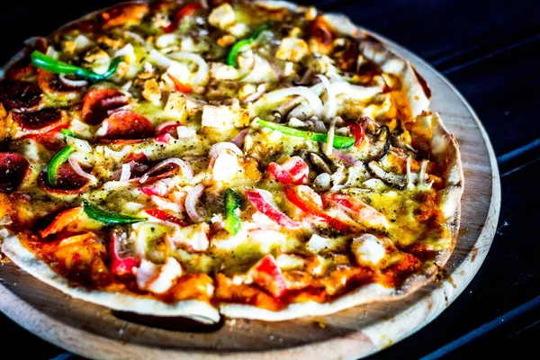 Pizza Crosta Fina Com Pepperoni Queijo Pimentão Vermelho Verde Cogumelos — Fotografia de Stock