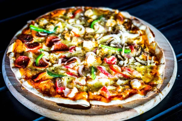 Pizza Crosta Fina Com Pepperoni Queijo Pimentão Vermelho Verde Cogumelos — Fotografia de Stock