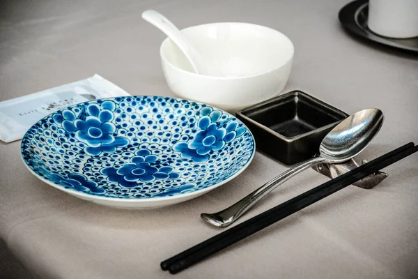 Vacker Kinesisk Restaurang Med Vacker Dukning Och Porslin Porslin Stockfoto