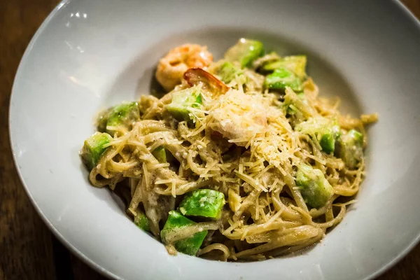 Spaghetti Med Avokado Räkor Skaldjur Och Parmesan Toppen Serveras Vit Royaltyfria Stockbilder