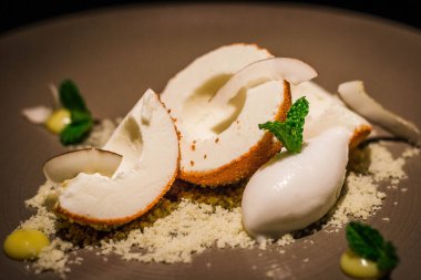 Hindistan cevizli dondurma, hindistan cevizli, hindistan cevizli ve naneli.