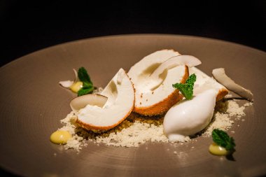 Hindistan cevizli dondurma, hindistan cevizli, hindistan cevizli ve naneli.