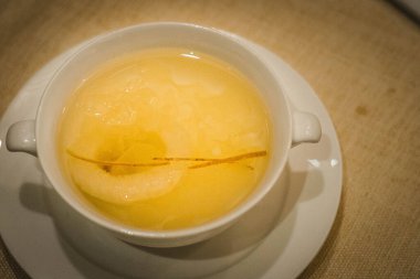 Bir kase Çin tatlısı haşlanmış Çin armudu ve şuruplu kar mantarı.