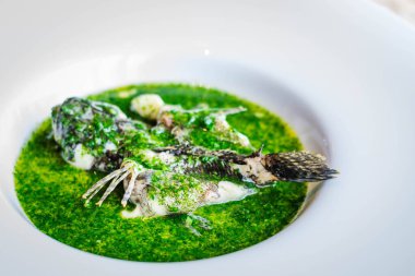 Odontobutis Obscurus balığının ana yemeği ve Farm Egg pişirildi ve bir tabakta servis edildi.