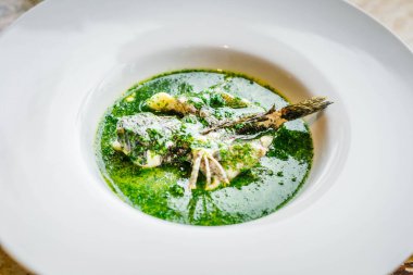 Odontobutis Obscurus balığının ana yemeği ve Farm Egg pişirildi ve bir tabakta servis edildi.