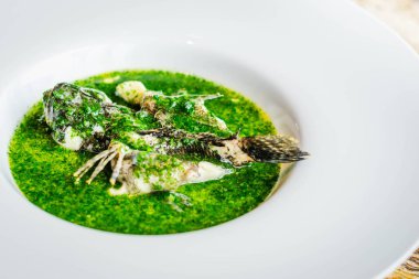 Odontobutis Obscurus balığının ana yemeği ve Farm Egg pişirildi ve bir tabakta servis edildi.