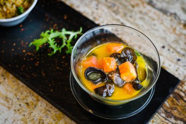 Kaynamış siyah mantar ve sebze çorbası kasede.