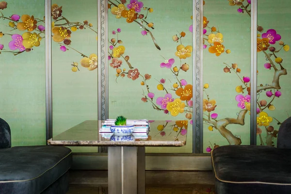 Schönes Interieur Eines Chinesischen Gourmetrestaurants Mit Chinoiserie Tapete Mit Blumenmuster Stockbild