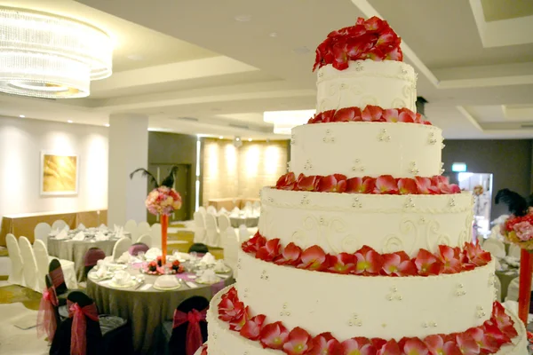 Hotel ballroom banquet wedding cake — Stock Photo, Image