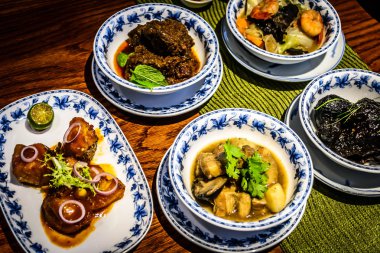 Peranakan gıda Ayam Buah Keluak Babi Pongteh