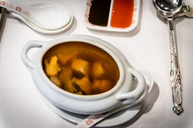 Çift Kişilik haşlanmış tavuk çorbası güneş ile kurutulmuş tarak ve kurutulmuş incir