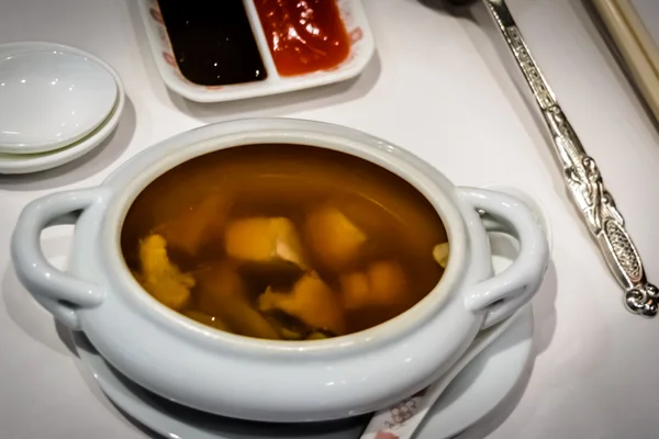 Подвійний варену курку суп з НД сушений гребінець і сушать інжир — стокове фото