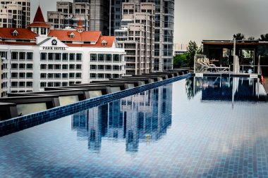 Çatı katındaki sonsuzluk havuzu şezlong Clarke Quay Singapur ile